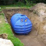 Nutzung des Regenwassers durch Einbau eines Regenwassertankes, angeschlossen an die Dachentwässerung