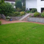 Und hier wurde eine behindertengerechte Zuwegung zur Terrasse gebaut