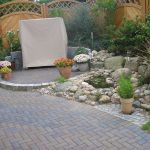 Einfügung einer separaten Kreis-Terrasse inklusive Quellstein