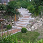 Höhenüberbrückung aus Granit-Setzstufen und Klinkerbelag