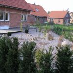 der Garten wurde komplett als pflegearmer Kiesel- und Findlingsgarten neu angelegt