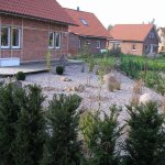 der Garten wurde komplett als pflegearmer Kiesel- und Findlingsgarten neu angelegt