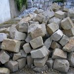 Aus einem Haufen grob beschlagener Steine