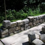 entsteht eine Natursteinmauer