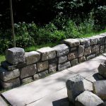 entsteht eine Natursteinmauer