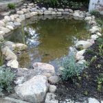 Eine nutzlose Ecke in einem Garten wurde durch einen Blickfang in Form eines Teiches angelegt