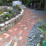 zur sicheren Begehung der Teichanlage wurde ein Weg aus Klinker hergestellt